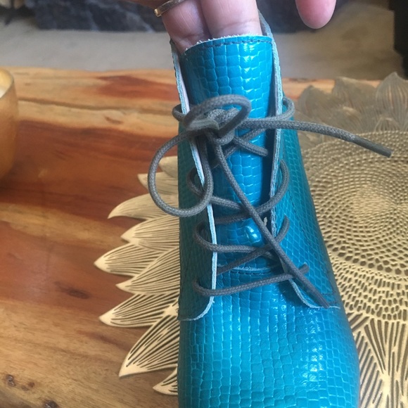 Loucos and Santos boot. Famous brand in Brazil. Leather - Size: 6 (fits size 7). - Picture 9 of 12